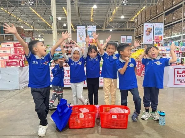 Siswa PG-TK Sekolah Alam Bosowa Outing Edukatif Lingkungan di Lotte Mart Wholesale Makassar. (Dok: Ist)