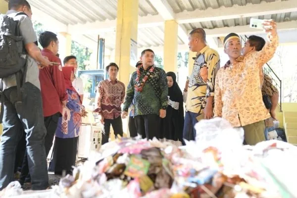 Wali Kota Makassar Munafri Arifuddin di TPS 3R  Kelurahan Barrang Lompo, (Dok: Ist).