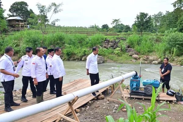 Presiden Jokowi bersama Mentan RI, Andi Amran Sulaiman saat meninjau pemasangan pompanisasi lahan persawahan pertanian di Dusun Pattopakang, Desa Layoa, Kecamatan Gantarangkeke, Bantaeng (Dok : ist).