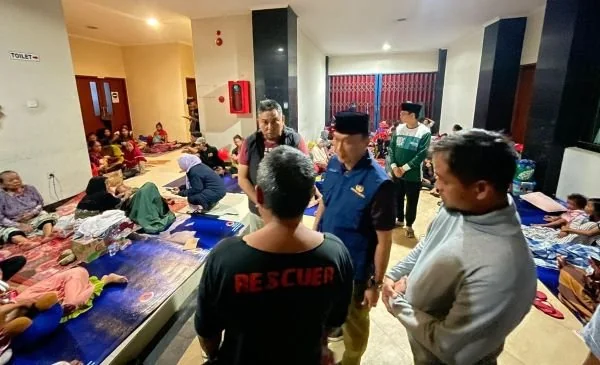 Pj Gubernur Sulsel, Prof Zudan Arif Fakrulloh saat mengunjungi titik banjir (Dok: Ist).