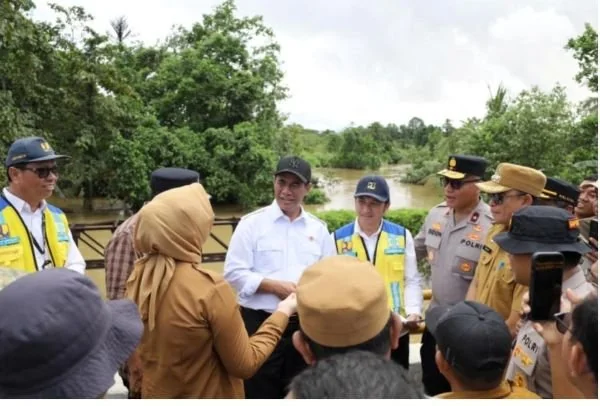 Menteri Pertanian yang juga menjabat Kepala Badan Pangan Nasional, Andi Amran Sulaiman saat Mengunjungi Lokasi Banjir Kendari (Dok: Ist).