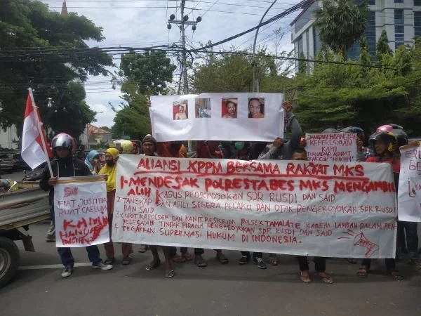 Keluarga korban pengeroyokan melakukan aksi demontrasi di depan Kantor Polrestabes Makassar, Kamis (14/3).