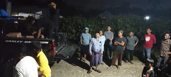 Rahmat bersama relawan ABM turun langsung ke lokasi banjir di Desa Pompengan Tengah, Kecamatan Lamasi Timur, Kabupaten Luwu, Sulawesi Selatan untuk memberikan bantuan kepada korban, Selasa (23/4). Dok IST