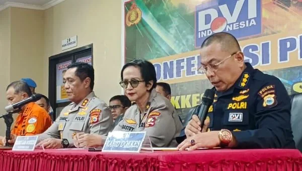 Kepala Bidang Kedokteran dan Kesehatan (Kabiddokkes) Polda Sulawesi Selatan, Kombes Pol dr Muhammad Haris, menjelaskan identitas korban ketiga dalam konferens pers. (Dok: Ist)