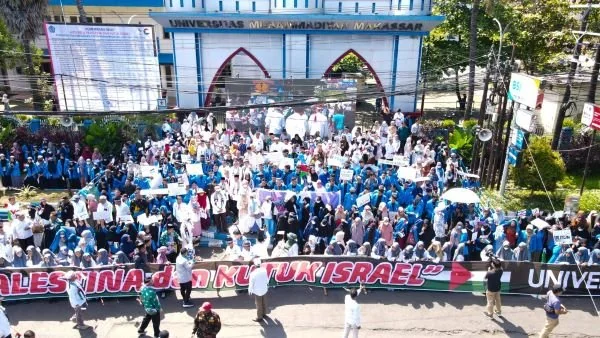 Ribuan sivitas akademika Universitas Muhammadiyah (Unismuh) Makassar bersatu dalam Aksi Solidaritas Bela Palestina, Selasa (7/5).