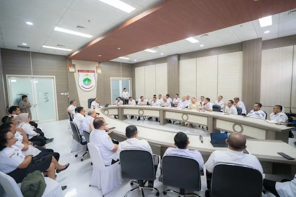 Gubernur Sulbar saat memimpin rapat bersama Kepala OPD lingkup Pemprov Sulbar (dok:ist)