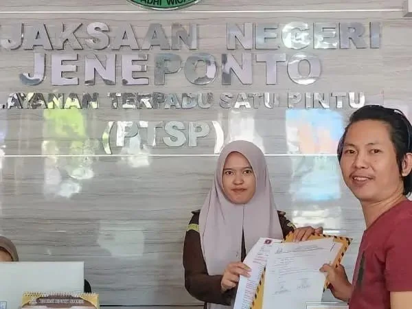 Penyerahan bukti ke Kejari Jeneponto (Dok: Ist)