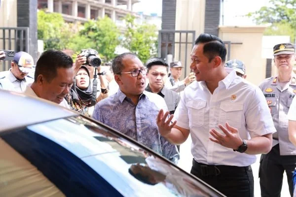 Wali Kota Makassar, Danny Pomanto bersama Menteri Agraria dan Tata Ruang, Agus Harimurti Yudhoyono (AHY), Minggu (28/4).