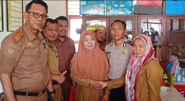Plt Kadis Dikbud Jeneponto, Basri saat mendamaikan Kepsek SDN 7 Bontoramba, Hajarah dan Guru Honorer Sri Kurnia Rahayu. (Dok: Ist)