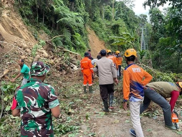 Akses Jalan Palopo-Bastem yang sempat tertimbun longsor (dok. Ist)