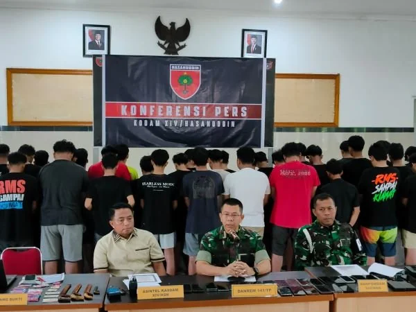 Konferensi pers pelaku penipuan online yang diamankan Kodam XIV Hasanuddin (Dok: Atri KabarMakassar)