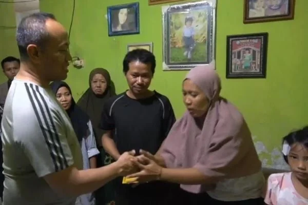 Kapolrestabes Makassar, Kombes Pol Mokhamad Ngajib mendatangi rumah korban serangan seekor anjing (Dok: Ist).