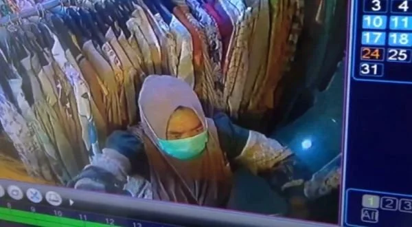 Pelaku pencurian baju terekam CCTV. (Foto : ist).