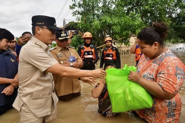 Pj Gubernur Sulsel, Prof Zudan Arif Fakrulloh saat menyerahkan bantuan kepada korban banjir (Dok: Ist).