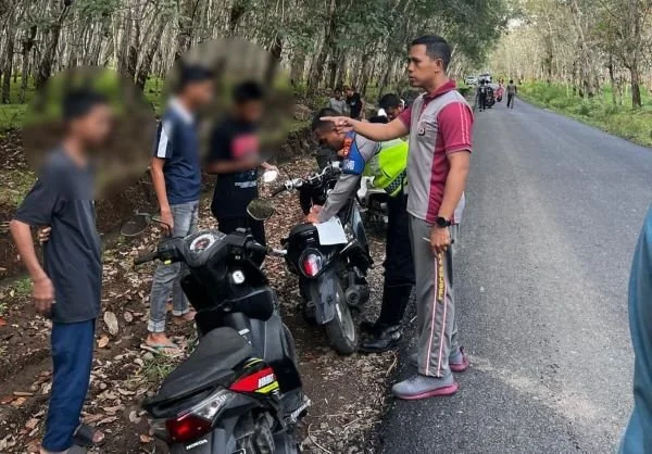 Anggota Personel gabungan Polisi Sektor Ujung Loe bersama Satuan  Lalu Lintas Polres Bulukumba saat menertibkan balap liar (Dok : ist).