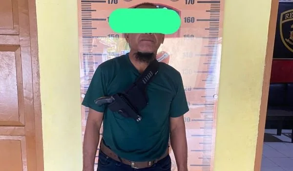 Pelaku bersama barang bukti saat diamankan di Polresta Mamuju (Dok : Ist).