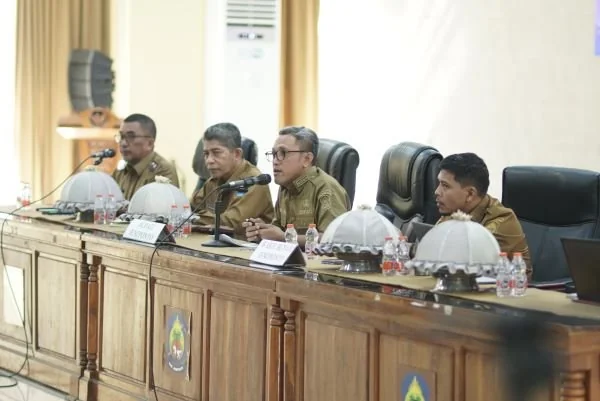 Bupati H. Paris Yasir bersama Wakil Bupati Islam Iskandar dan  Sekretaris Daerah H. Arifin Nur, serta para Kepala Perangkat Daerah, Pejabat Penatausahaan Keuangan (PPK), Bendahara Pengeluaran SKPD, dan para Pengguna Anggaran di lingkungan Pemkab Jeneponto