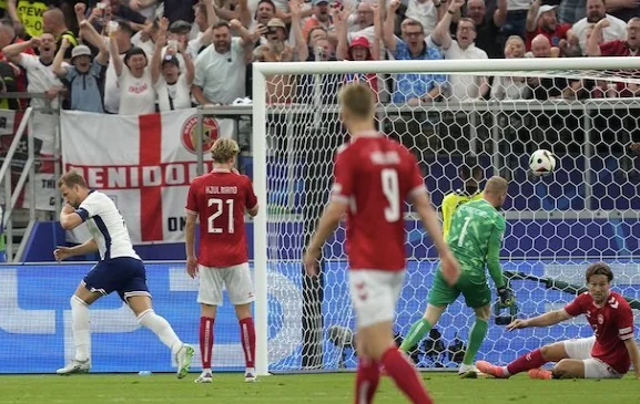 Harry Kane merayakan golnya di laga Denmark vs Inggris di Euro 2024 di Deutsche Bank Park, Kamis (20/6/2024). (c) AP Photo/Michael Probst