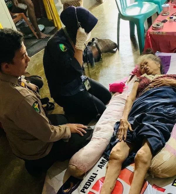 Kasie Dokkes Polres Jeneponto, dr. Fuad Tri Khalas, bersama staf medisnya saat memerika kondisi kesehatan Nenek Hartati di kediamannya. (Ist).