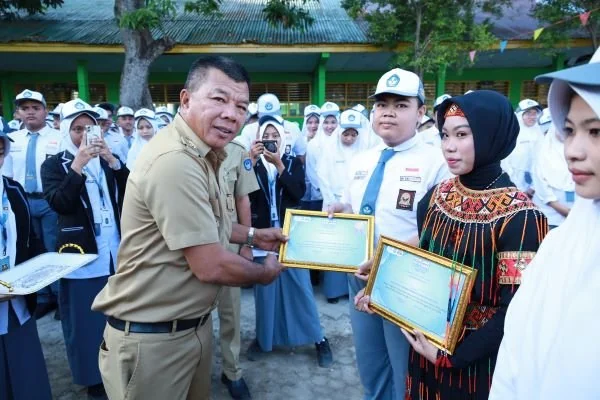 Bupati Andi Muchtar Ali Yusuf memimpin upacara bendera di SMA Negeri 1 Bulukumba. (Dok; Ist)
