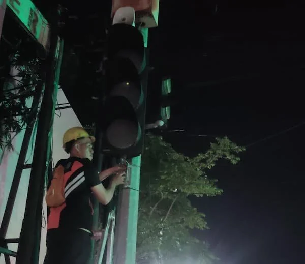 Perbaikan dan Perakitan Kembali Traffic Light Pintu 1 Unhas yang Dirusak OTK, (Dok: Ist).
