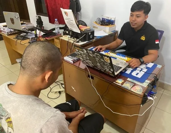 Terduga pelaku pencurian saat diperiksa di Polres Tana Toraja (Dok : Ist).
