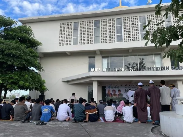 Civitas akademika dan warga sekitar Kampus Universitas Islam Makassar (UIM) Al-Gazali memadati pelataran untuk menggelar Sholat Idul Adha (Dok : Andini KabarMakassar).