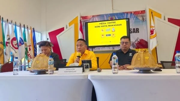 Ketua KONI Kota Makassar Ismail saat Prescon (Kemeja kuning), (Dok: KabarMakassar).