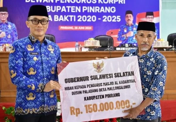 Pj Gubernur Sulsel, Prof Zudan Arif Fakrulloh saat memberikan hibah kepada pengurus masjid di Pinrang  (Dok : ist).