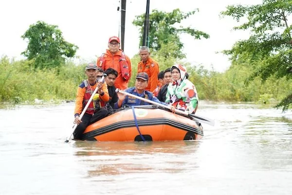 Danny Pomanto saat meninjau lokasi Banjir di Kec Manggala, Mjnggu (22/12)
