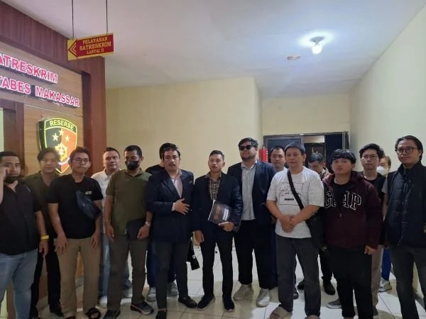 Korban saat melapor ke Polrestabes Makassar (Dok : Atri KabarMakassar).