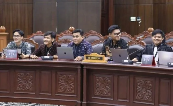 Para pemohon pengujian menyampaikan perbaikan permohonan pada sidang perbaikan perkara pengujian Undang-Undang Pencabutan Undang-Undang Nomor 74 Tahun 1957 dan Penetapan Keadaan bahaya (Dok: Ist).