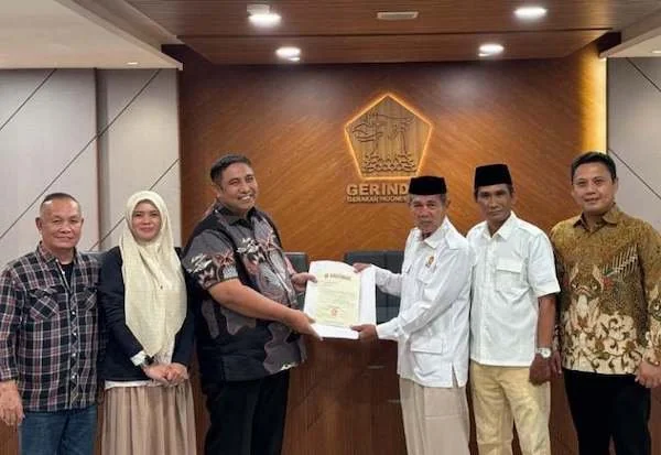 Ketua DPC Gerindra Maros Yusuf Damang (ketiga kanan) menyerahkan surat rekomendasi dukungan kepada Chaidir Syam dan Suhartina Bohari sebagai pasangan bakal calon Bupati dan wakil Bupati Maros 2024. FOTO IST