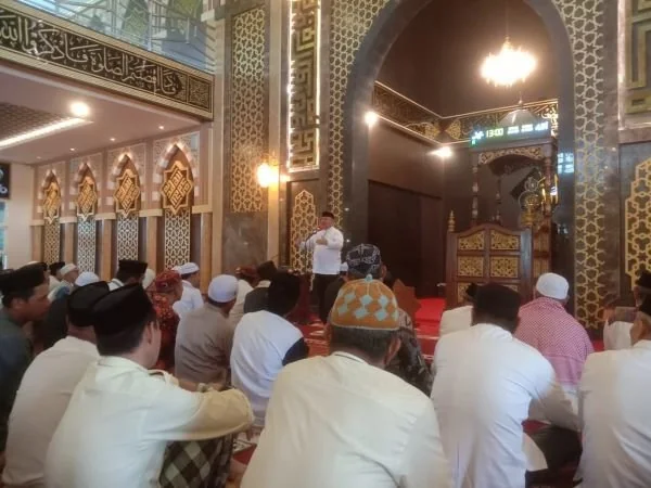 Ketua Yayasan Masjid Agung Jeneponto, H.M Syafruddin Nurdin saat menyampaikan kegiatan pasar Ramadhan di depan jamaah Mesjid Agung Jeneponto (Dok : Ist).