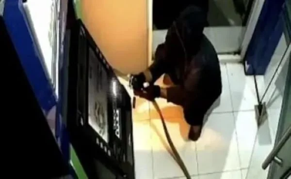 Aksi pembobolan ATM yang tertangkap CCTV. (Dok: Ist)