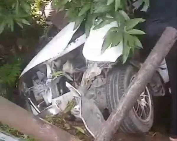 Kendaraan yang ditumpangi Kades Karelayu dan Lentu saat mengalami kecelakaan di Kabupaten Takalar. (Ist).