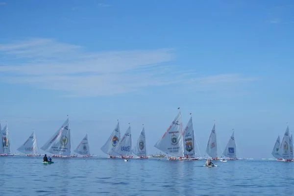 Sandeq Silumba 2025 saat berlomba di etape 1 Pantai Bahari - Pamboang (Dok : Ist).