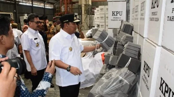 Pj Gubernur Sulsel Bachtiar Baharuddin saat meninjau lokasi gudang logistik KPU Kabupaten Sidrap, Jumat (12/1). Foto IST