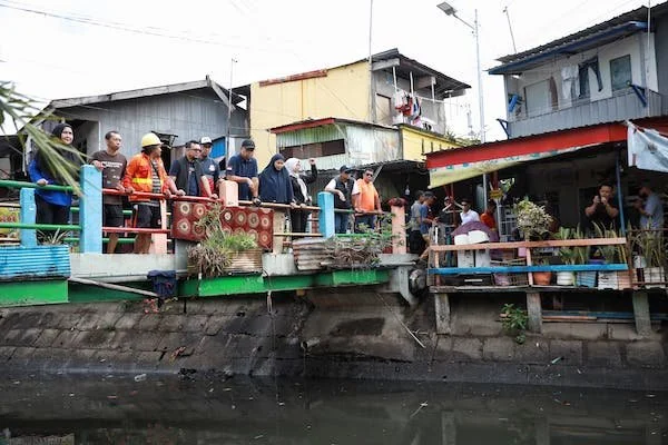 pjs wali kota makassr dalam meninjau program sabtu bersih (dok ist)
