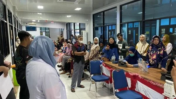 dr. Utma Laela Warka,Sp.MK 
dokter Spesialis Mikrobiologi Klinik di Laboratorium RSUD H. Andi Sulthan Daeng Radja saat meberi penyukuhan depan pengunjung dan pasieng 21/11. Dok. Ist
