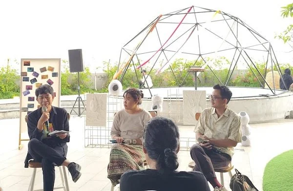 Bincang Buku Hidup Tetap Berjalan dan Kita Telah Lupa Alasannya karya Ibe S Palogai di Rooftop Garden Nipah Park, Minggu (22/09) (dok Hanifah kabarMakassar)