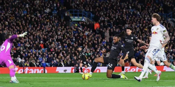 Momen Antoine Semenyo membawa Manchester City unggul atas Leees United di babak pertama pertandingan Liga Inggris. Foto: Robbie Jay Barratt - AMA/Getty Images