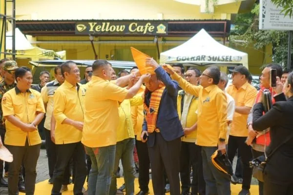 Ketua DPD II Partai Golkar Kota Makassar, Munafri Arifuddin saat Memasangkan Passapu kepada Plt Ketua DPD I Golkar Sulawesi Selatan, Muhidin M Said, (Dok: Ist).