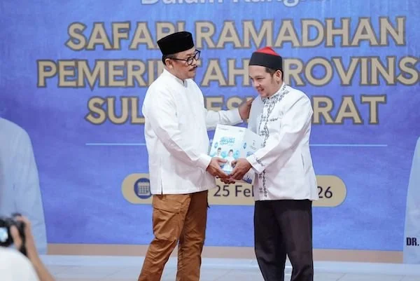 Gubernur Sulbar Suhardi Duka saat memberikan paket sembako (dok:ist)