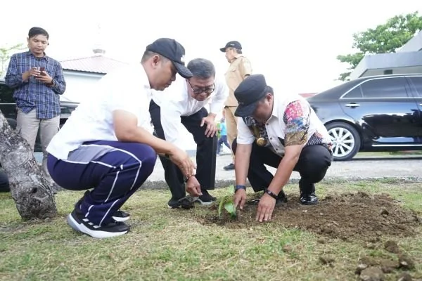PJ Gubernur Sulbar, Bahtiar Baharuddin saat melakukan penanaman.