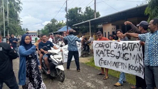 Warga demo Kantor Desa Karama terkait kasus dugaan perselingkuhan Kepala Desa, Minggu (10/3).
