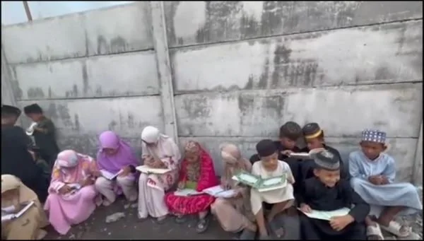 Suasana santri yang mengaji di depan rumah warga usai TPQ diserobot (Dok : Ist).