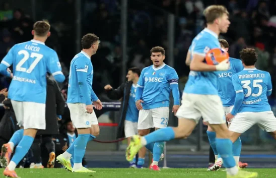 Para pemain Napoli melakukan selebrasi usai mencetak gol ke gawang Verona di laga Serie A.(AFP/CARLO HERMANN)