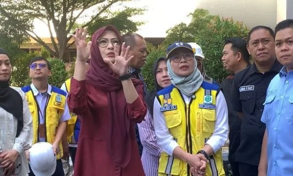 Ketua DPRD Sulsel Andi Rachmatika Dewi (kiri) saat mendampingi Direktur Jenderal Cipta Karya, Dewi Chomistriana (kanan) meninjau Kantor DPRD Sulsel (Dok: Syamsi KabarMakassar)
