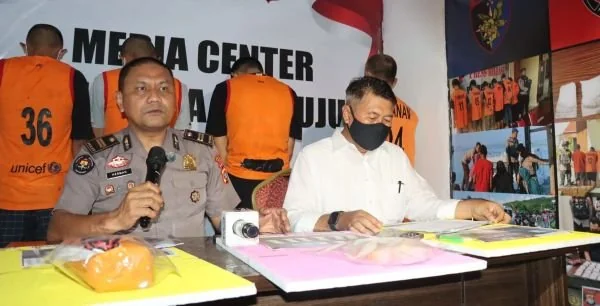 Kasi Humas Polresta Mamuju saat menggelar konferensi pers di Polresta Mamuju. (Dok: Ist)